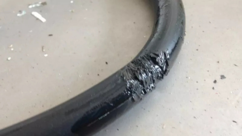 消防鑒證科檢查煤氣桶輸送管，發(fā)現(xiàn)有被老鼠撕咬的痕跡。（馬來西亞《星洲日報》）